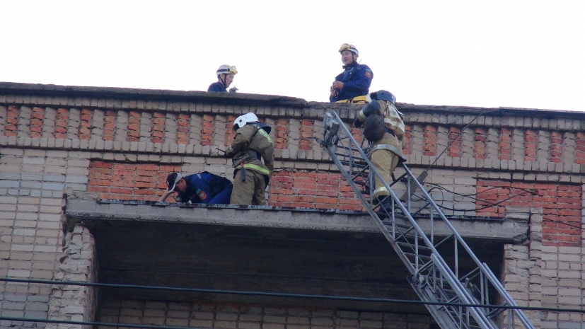 Пытавшегося сброситься с крыши дома мужчину спасли в Петропавловске