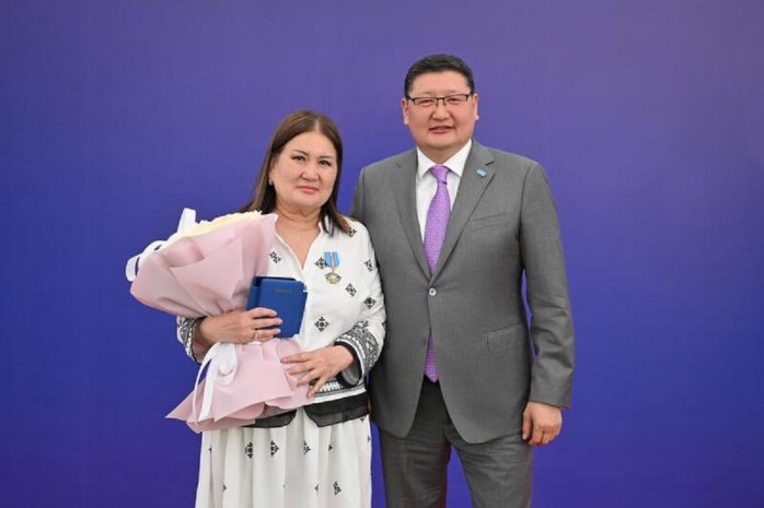 Мәжбүрлі жазылу: Абай облысынан шыққан депутат мұғалімдерді газеттерді оқуға мәжбүрлеуді ұсынады