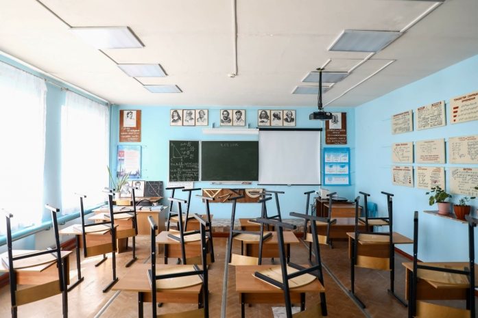 Около 15 тысяч детей будут учиться в три смены на западе Казахстана