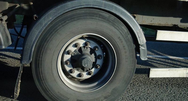 Молодой парень погиб под колесами грузовика в Павлодарской области