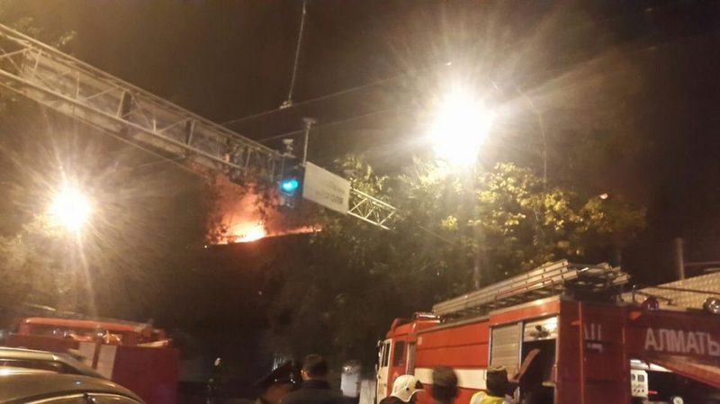 В Алматы горит гостиница «Жетысу» (ФОТО, ВИДЕО)
