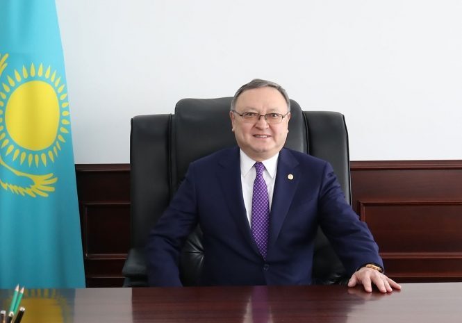 Аким Актюбинской области вручил многодетной матери фиктивный сертификат