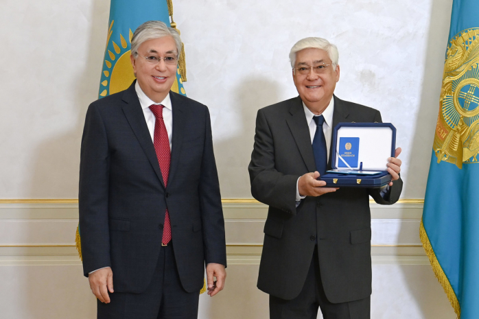 Президент присвоил Алибеку Днишеву звание «Қазақстанның Еңбек Ері»