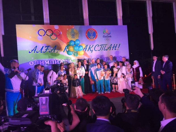 Казахстанских олимпийцев встретили в аэропорту Астаны