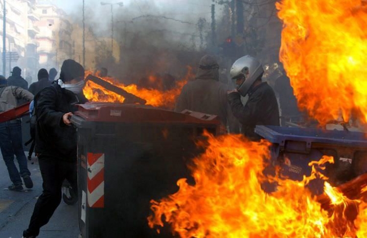 Беспорядки охватили Салоники накануне игры «Шахтера». Видео