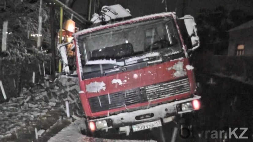 В Шымкенте повсеместно начал проваливаться свежий асфальт