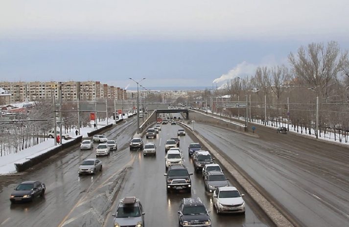 Таксист не дал мужчине спрыгнуть с моста в Алматы