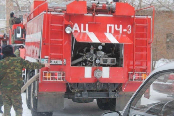 В Алматы пожарные спасли от огня инвалида