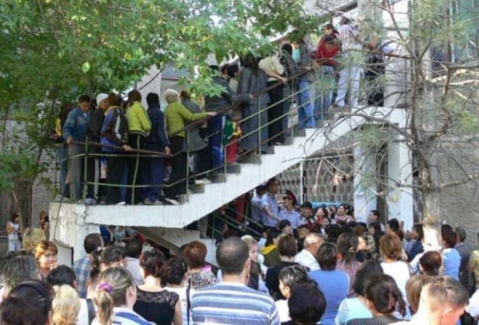 В Таразе родители дошколят чуть не подрались с чиновниками