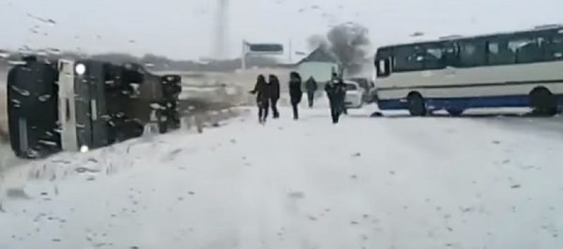 Автобус с пассажирами сошел в кювет с трассы Караганда – Шахтинск (ВИДЕО)