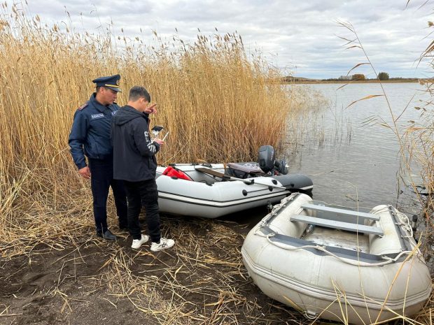 Пропавших рыбаков ищут вторые сутки в Аршалы