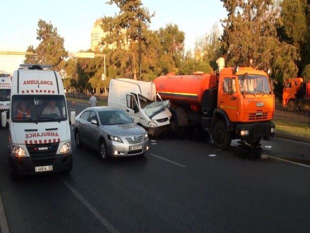 В Алматы микроавтобус врезался в «КамАЗ» [ФОТО]