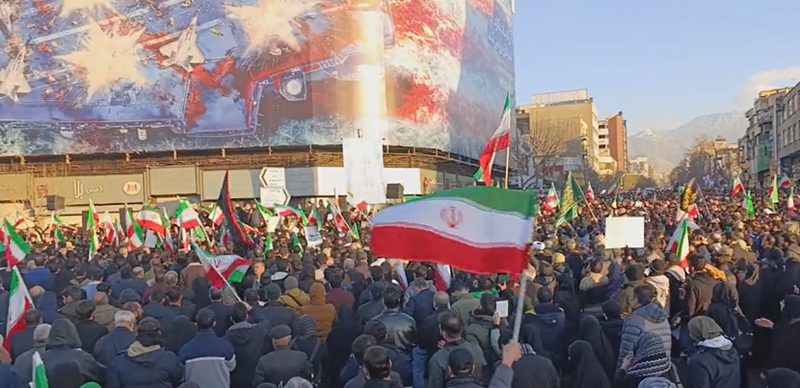 «Америкаға өлім»: Иранда Хаменеи қаза тапқаннан кейін жаппай акциялар басталды