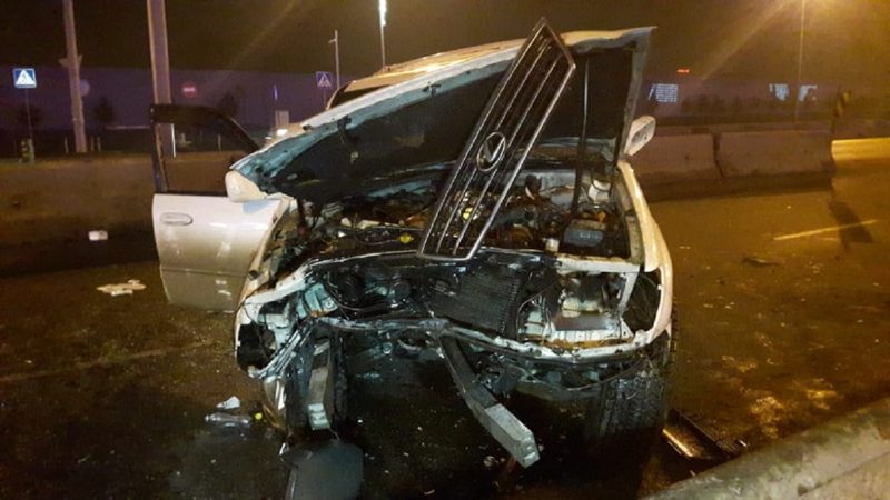 Lexus на полном ходу врезался в бетонную плиту в Алматы