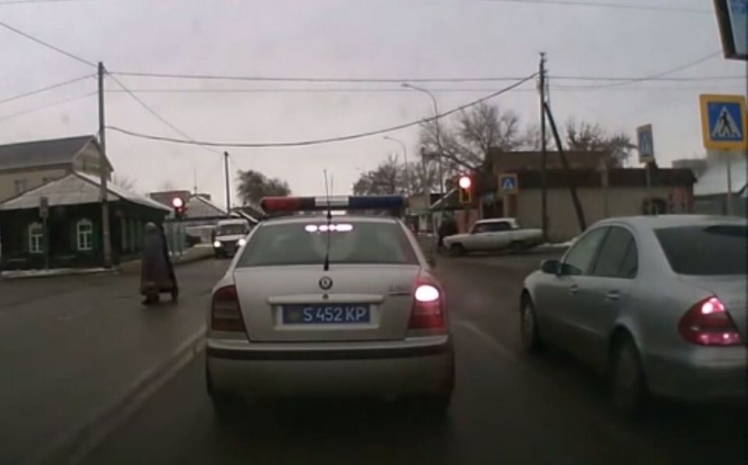 Полицейский в Павлодаре 6 раз нарушил ПДД за минуту. Видео