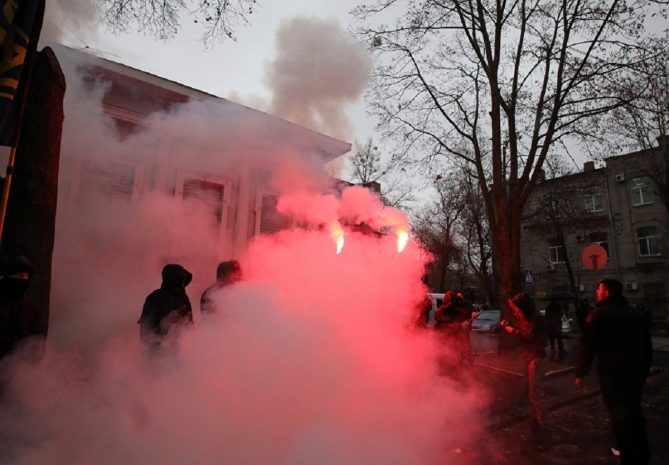 Украинские активисты забросали файерами консульство России в Харькове