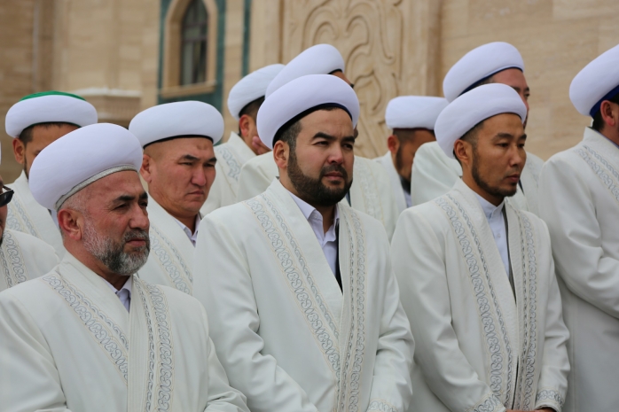 Верховный муфтий Казахстана перевел имамам по 50 тысяч тенге