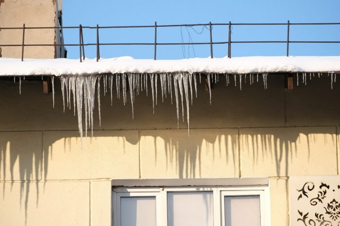 Алматыда шатырда мұз жиналуына жеке жауапкершілік туралы еске салды