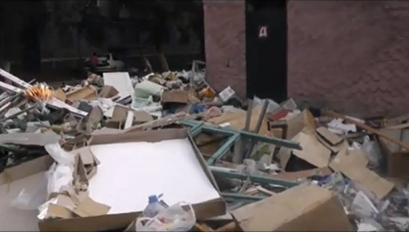 Жители Жезказгана, погрязшего в мусоре, пришли к акиму