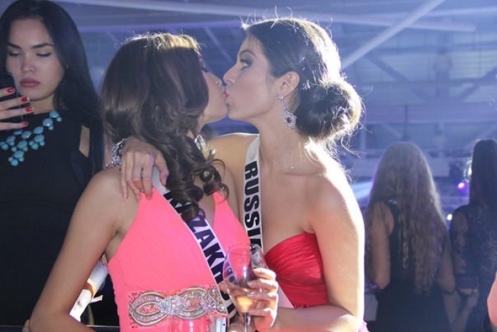 Айгерим Кожахан поцеловала в губы мисс Россию