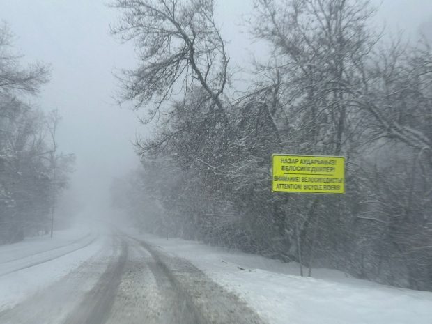 Республиканские трассы в пяти областях перекрыты из-за непогоды