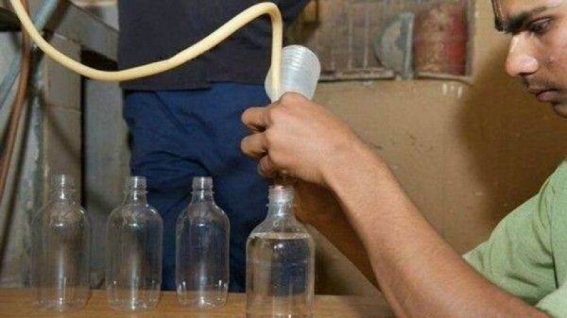 В Индии изъяли предназначенные для подкупа 25 тысяч литров самогона