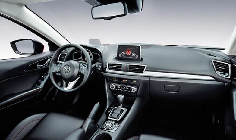 Mazda 3 проецирует информацию на лобовое стекло