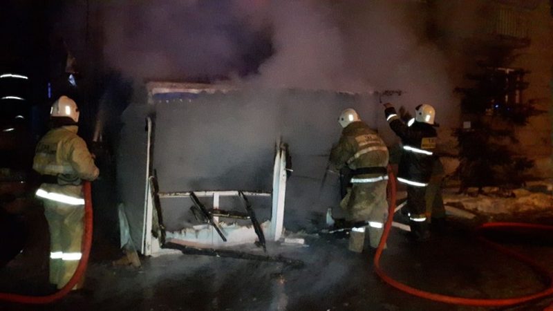 В Алматы пожар в овощном киоске создал угрозу для жилого дома