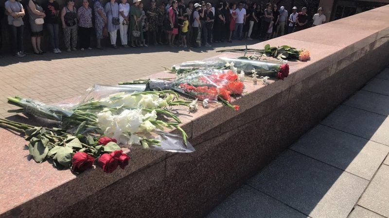 Проститься с Денисом Теном в Алматы пришли десятки тысяч горожан