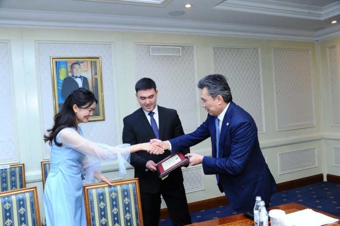 Нурсултан Назарбаев поздравил молодоженов из Астаны