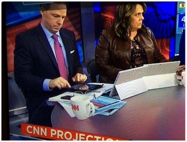 Телеведущие CNN используют Surface Pro 3 как подставки для iPad