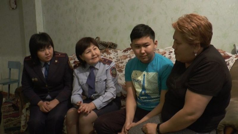 Полицейские в Алматы помогли «хрустальному мальчику»