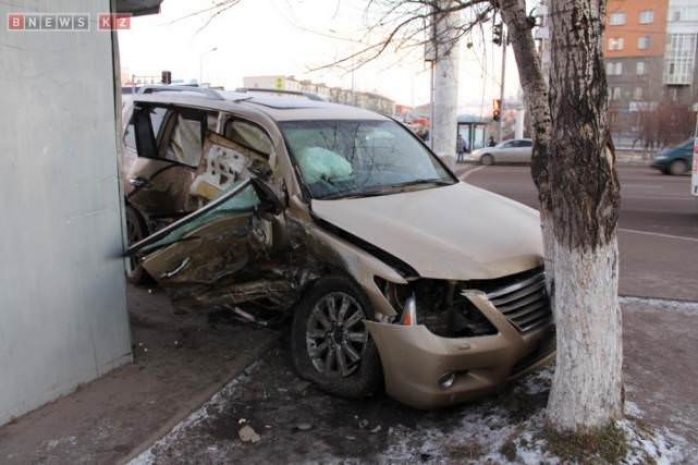 Два «Лексуса» столкнулись в Астане и снесли киоск. Фото