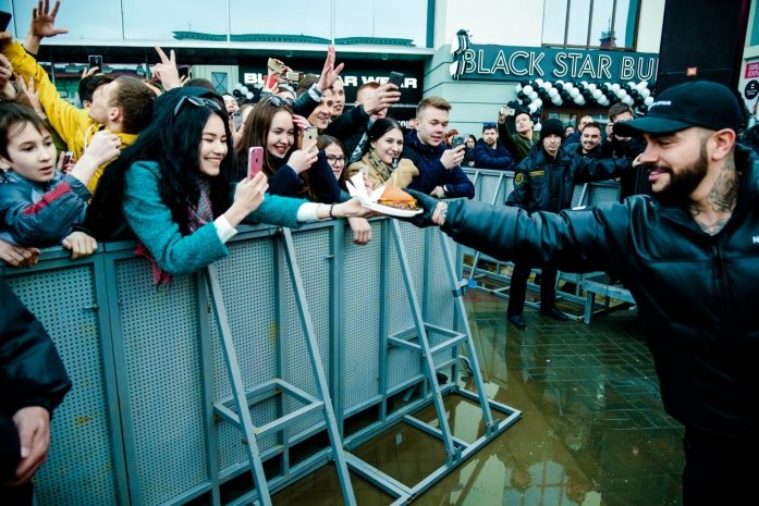 Тысячи бишкекчан устроили давку за бесплатными бургерами от Тимати