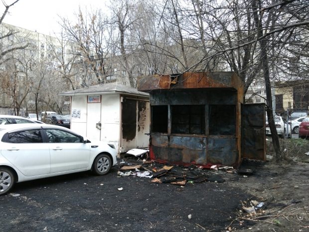 Возле алматинского Арбата появилась «штрафстоянка» киосков. ФОТО