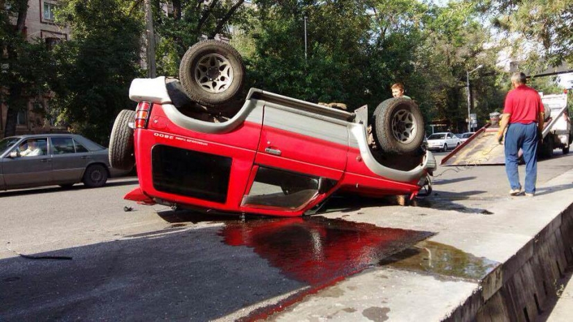 Неработающий светофор стал причиной «перевертыша» в Алматы