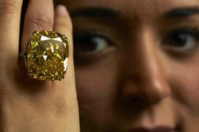 Желтый бриллиант продали на аукционе за рекордную сумму