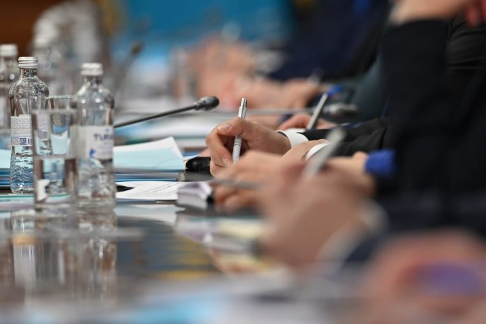 Мемлекеттік қызметкерлерге Қырғызстанда саяси интригалармен айналысуға тыйым салынды