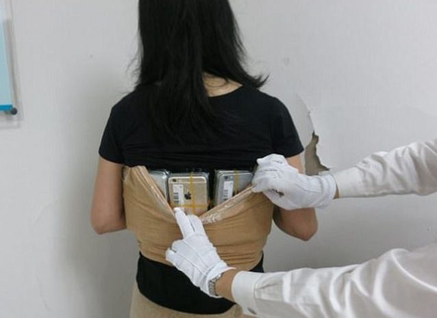 Жительница Китая примотала 102 айфона к телу в попытке вывезти их из Гонконга