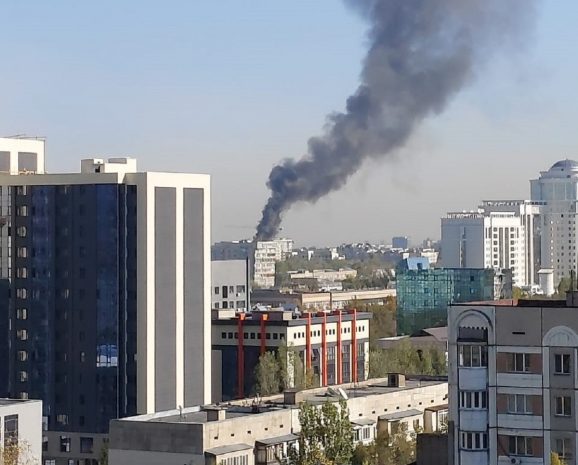 Облицовка многоэтажного здания горела в Алматы