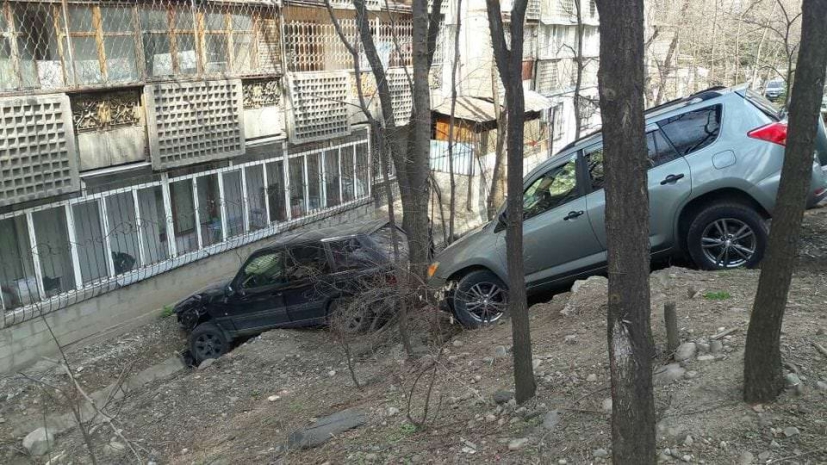 Нетрезвый водитель дорогого внедорожника въехал в дерево в Алматы. ФОТО