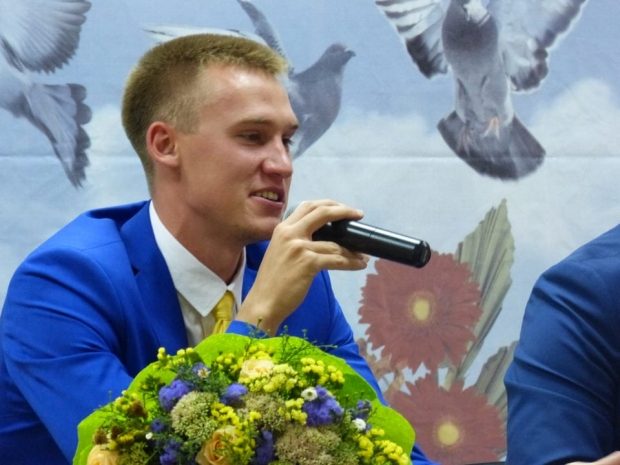 Дмитрий Баландин пришел на первый звонок в родную школу