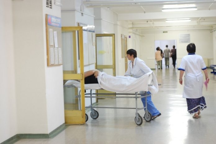 Охранники больницы вывезли и оставили на улице пациента в Уральске