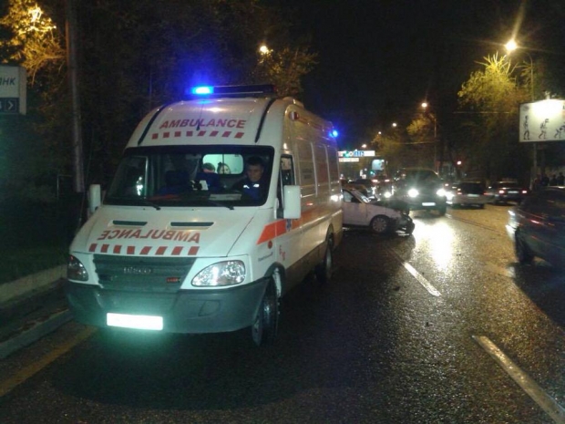 В Алматы мотоцикл въехал в автомашину: есть пострадавшие (ФОТО)