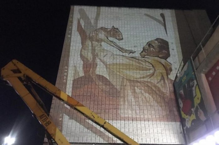 Мурал в честь погибшего инспектора Нургалиева рисуют в Караганде