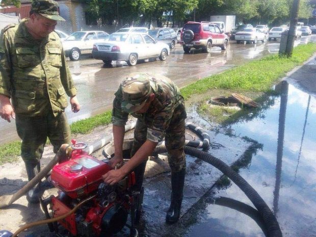 В Семее ликвидируют последствия проливного дождя