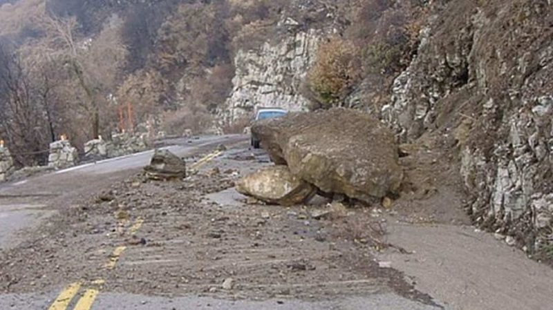 Каменистый оползень сошел с горы Мохнатка