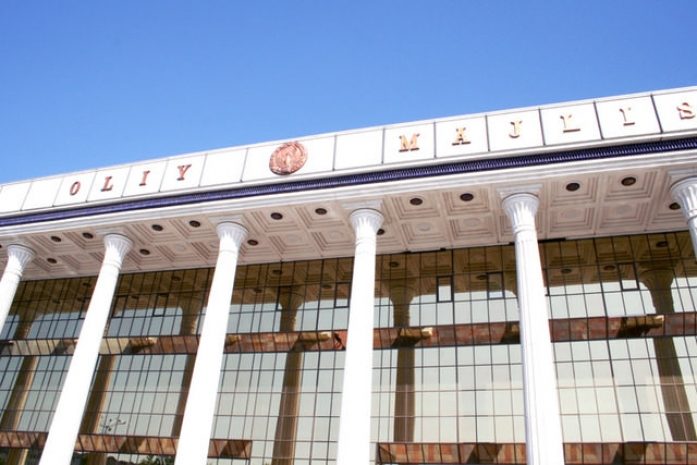 Кандидатуру и.о. президента Узбекистана парламент рассмотрит сегодня