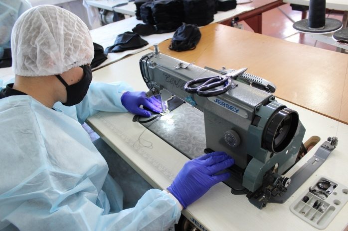 Сшившего более 7000 масок осужденного поощрили в колонии Павлодара