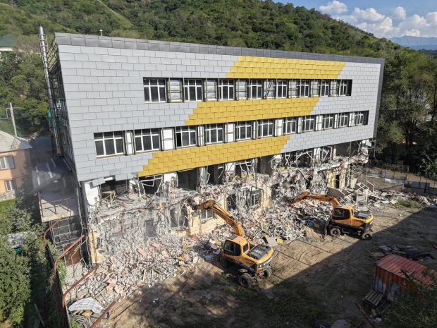 Очередное здание сносят в предгорье Алматы